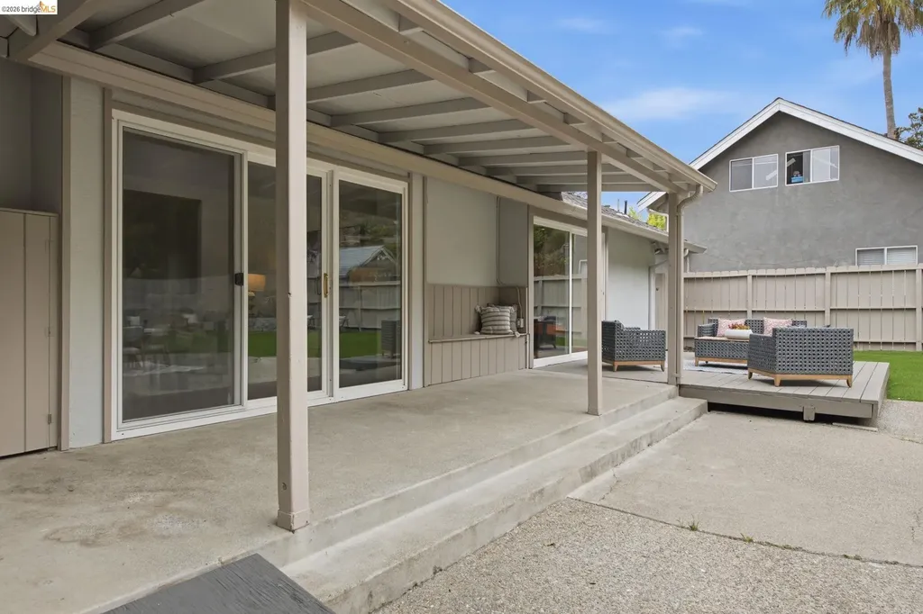 8170 Surrey Lane Oakland CA 94605