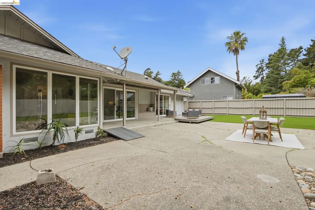 8170 Surrey Lane Oakland CA 94605
