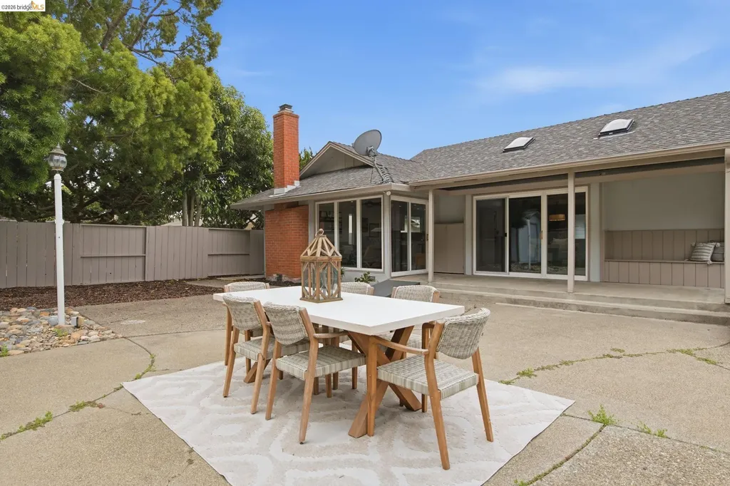 8170 Surrey Lane Oakland CA 94605