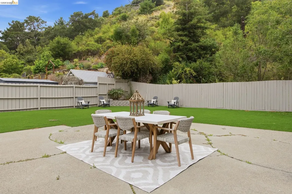 8170 Surrey Lane Oakland CA 94605
