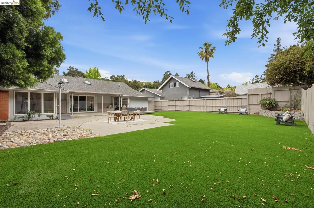 8170 Surrey Lane Oakland CA 94605
