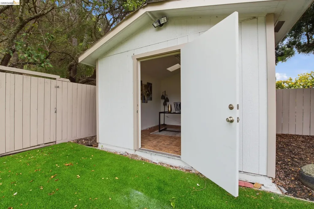 8170 Surrey Lane Oakland CA 94605