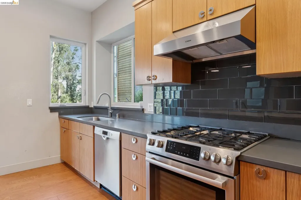 5917 Balboa Oakland CA 94611