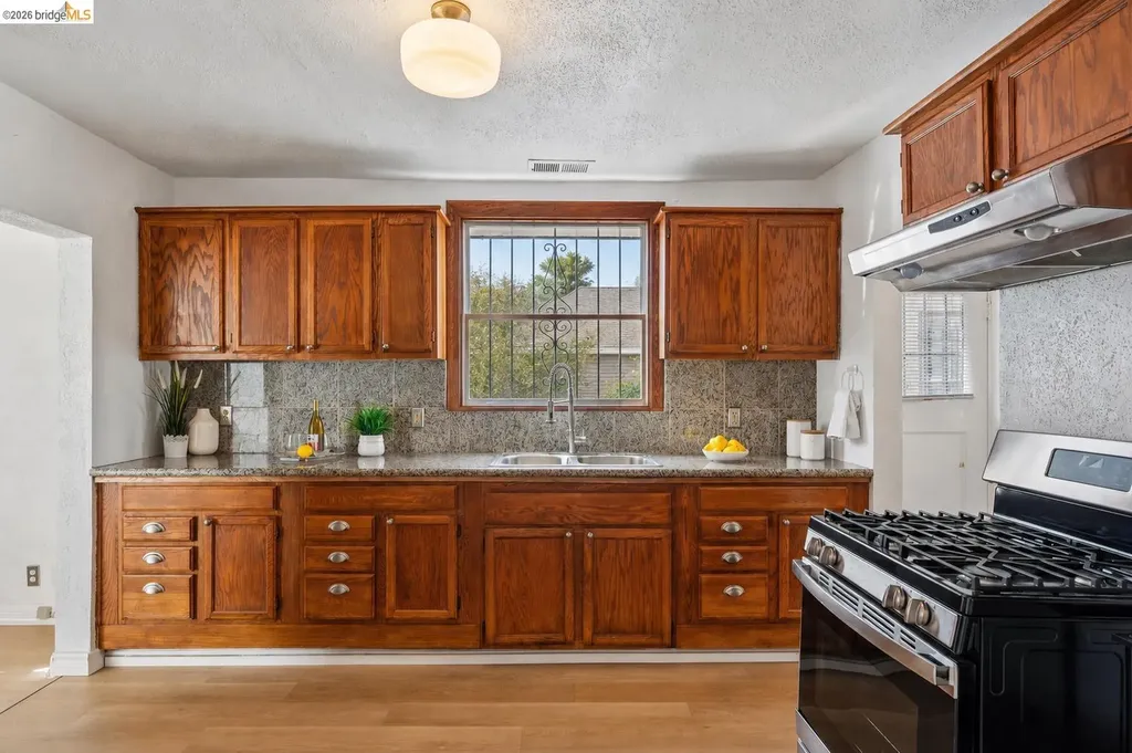 7650 Ney Avenue Oakland CA 94605