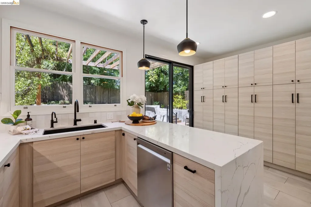 583 Mira Vista Avenue Oakland CA 94610