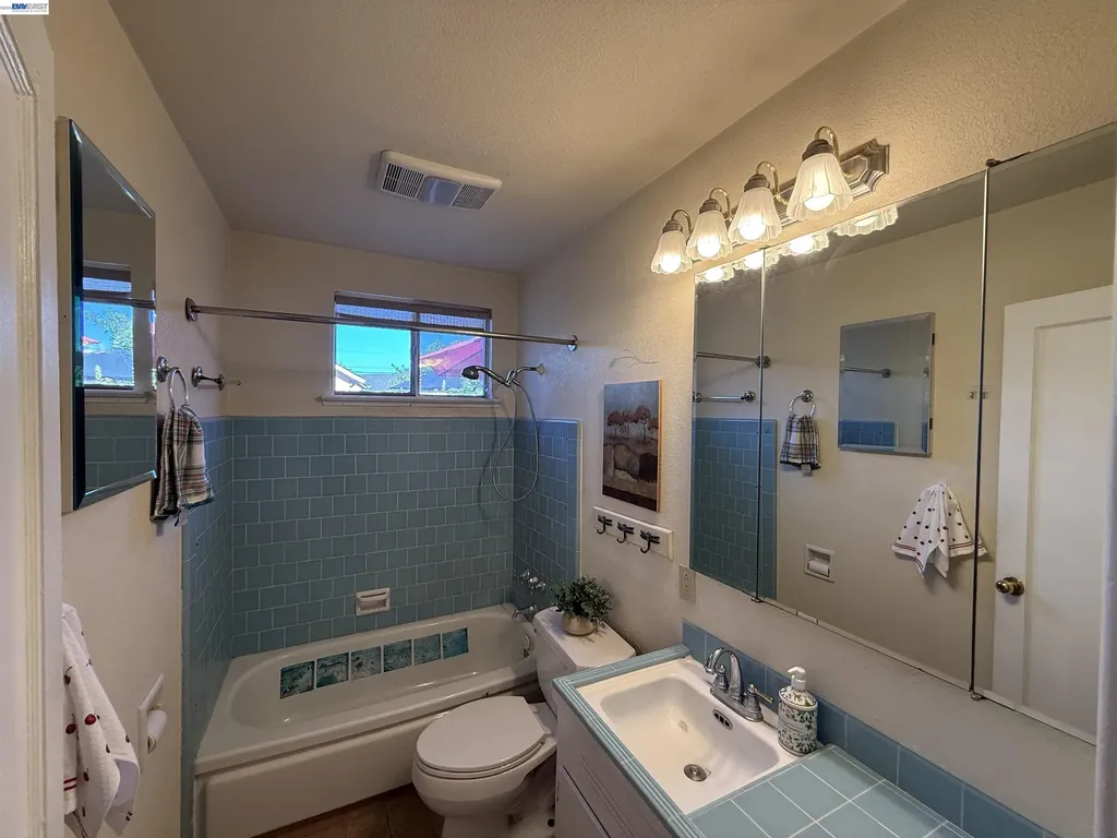 1362 Esser Avenue San Leandro CA 94579