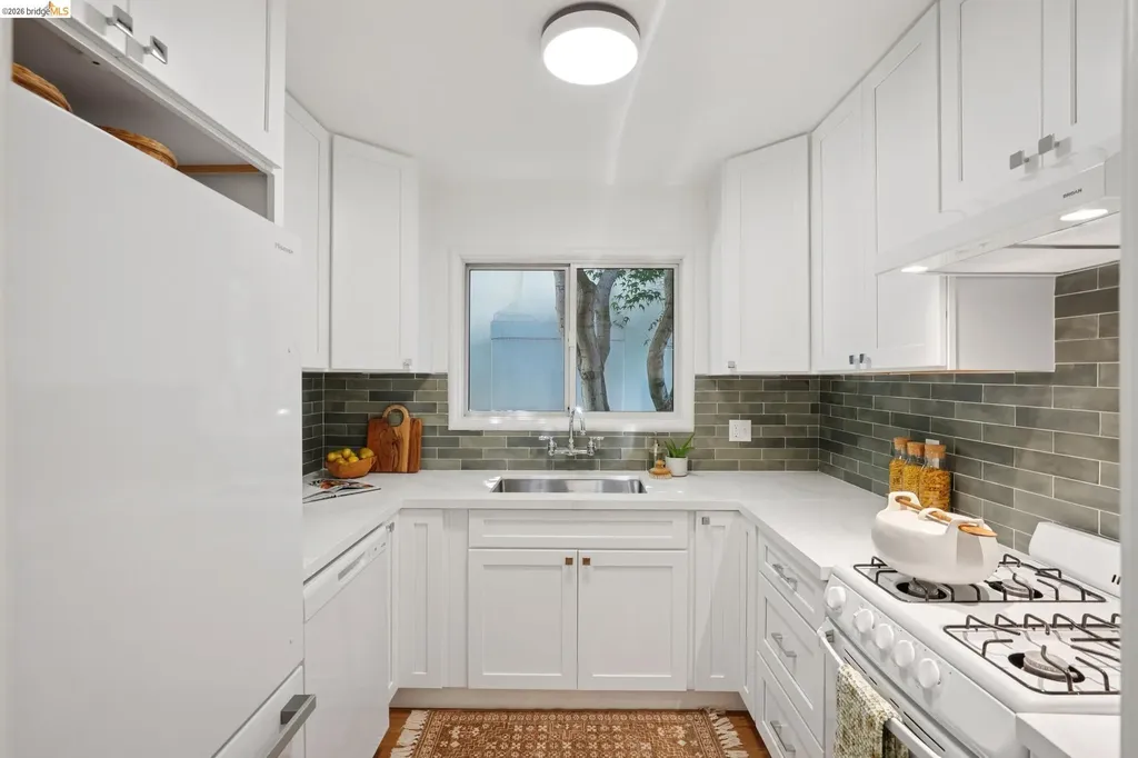 1915 Clemens Road Oakland CA 94602