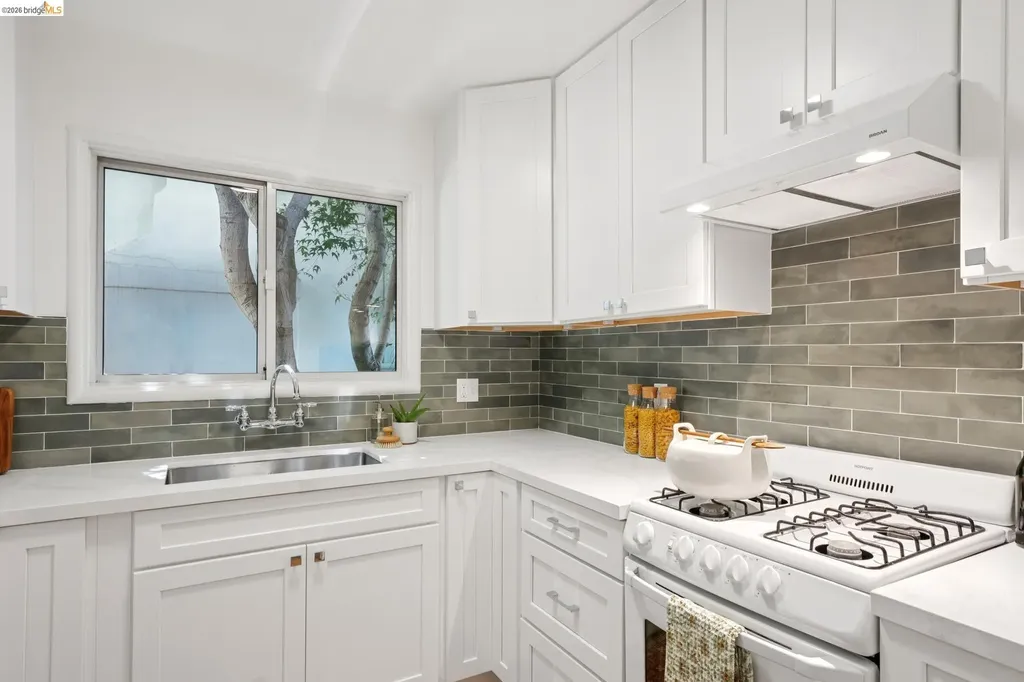 1915 Clemens Road Oakland CA 94602