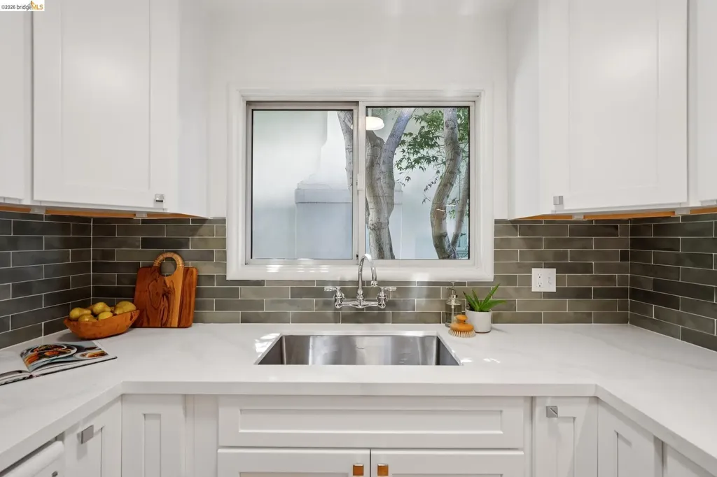 1915 Clemens Road Oakland CA 94602