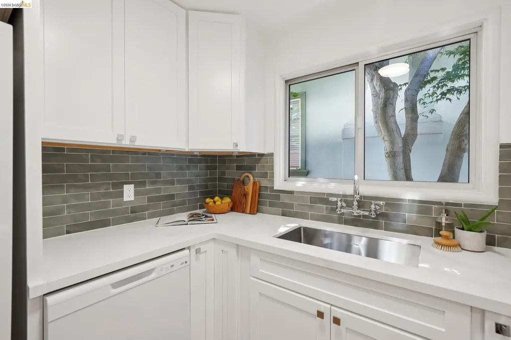 1915 Clemens Road Oakland CA 94602