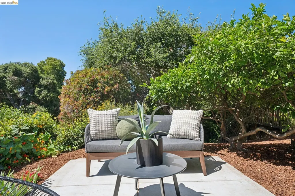 1915 Clemens Road Oakland CA 94602