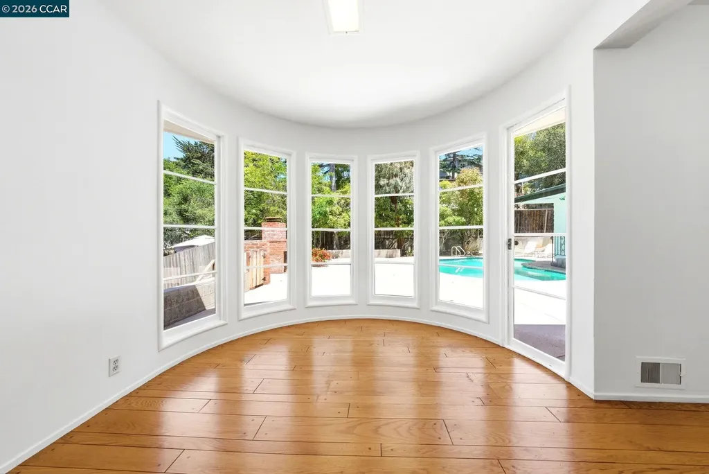 5828 Moraga Avenue Oakland CA 94611
