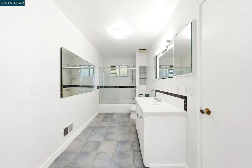 5828 Moraga Avenue Oakland CA 94611