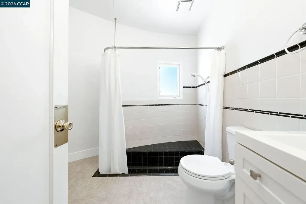 5828 Moraga Avenue Oakland CA 94611