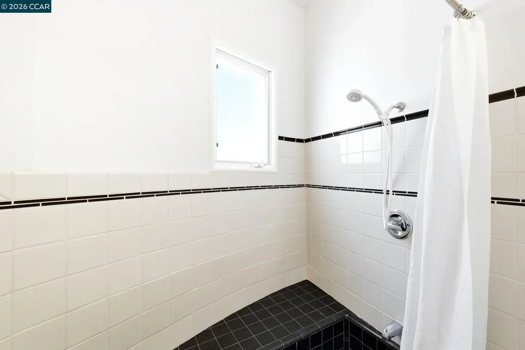 5828 Moraga Avenue Oakland CA 94611