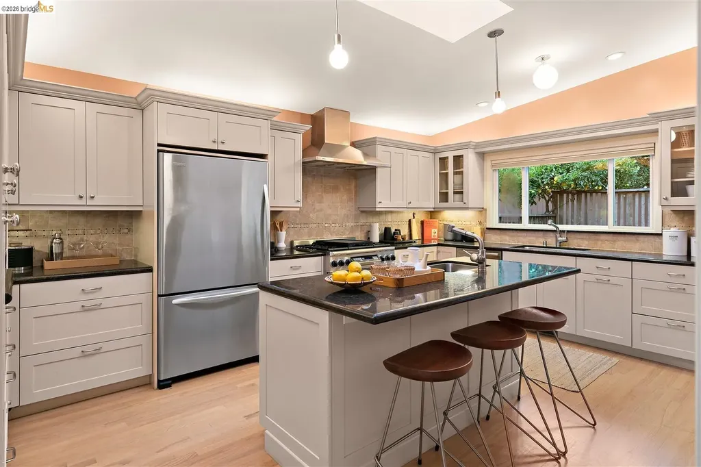 38 Drake Lane Oakland CA 94611