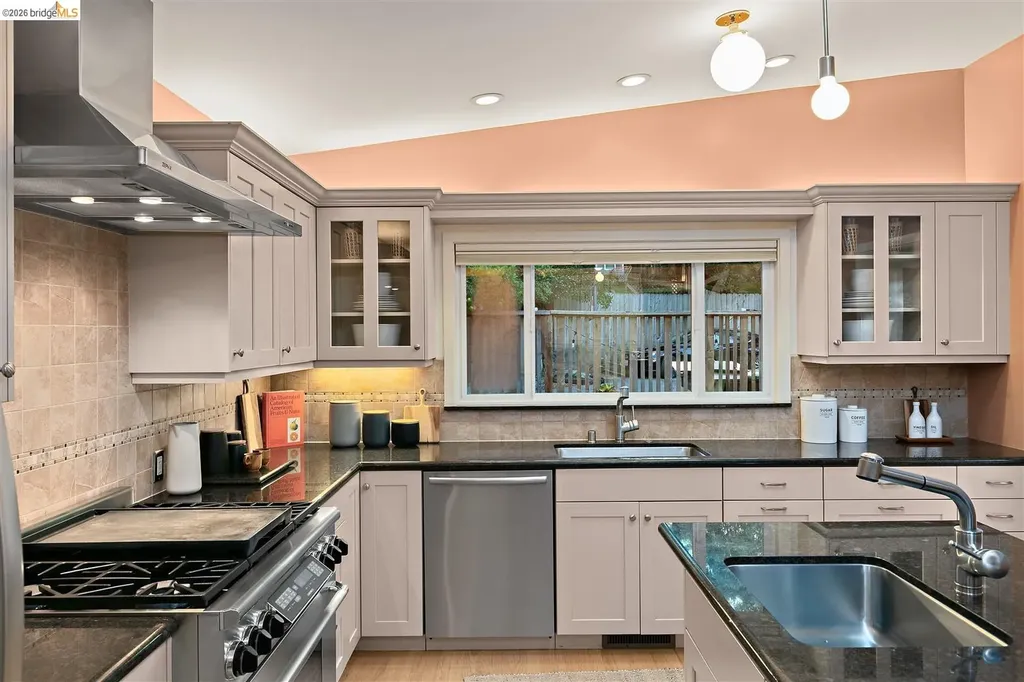 38 Drake Lane Oakland CA 94611