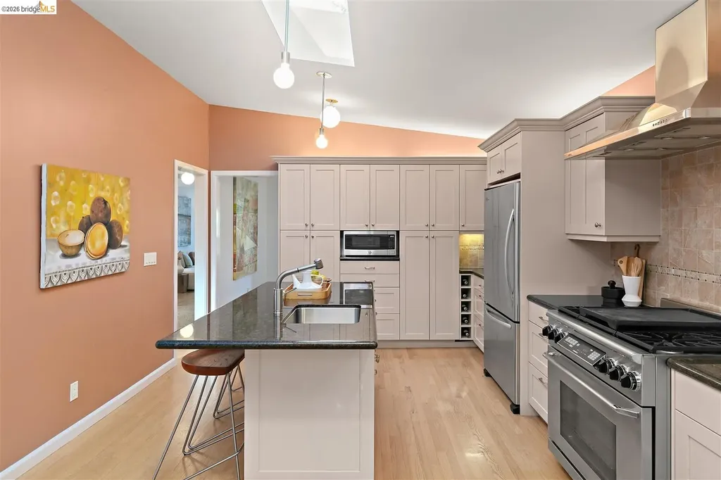 38 Drake Lane Oakland CA 94611