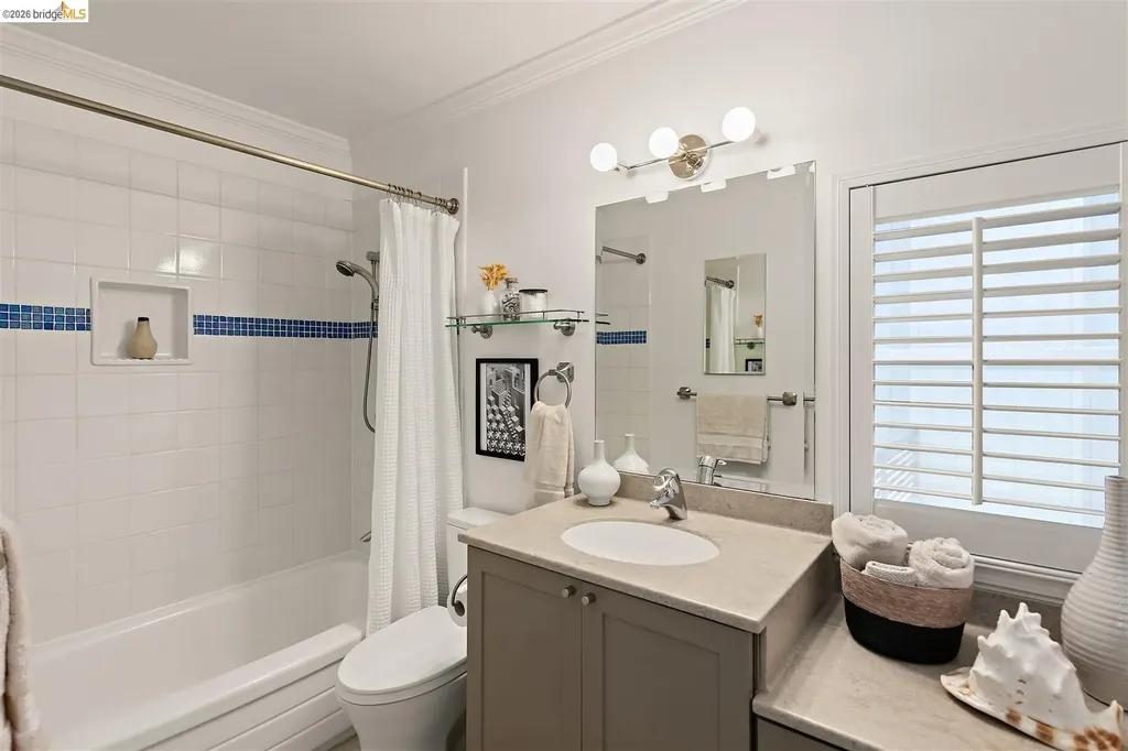 38 Drake Lane Oakland CA 94611