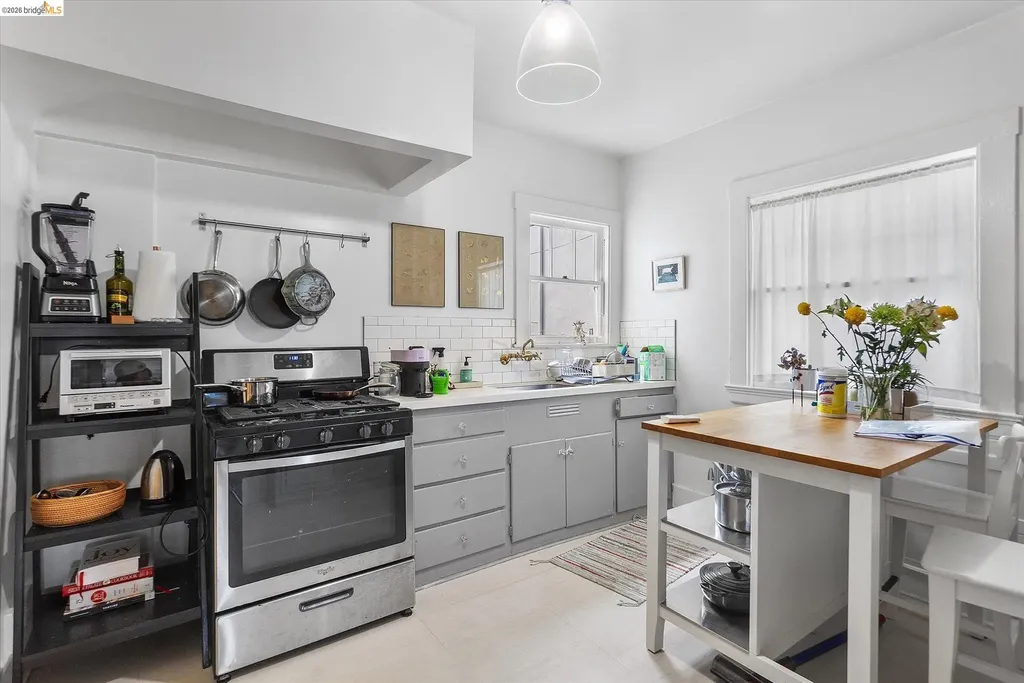 647 Beacon Street Oakland CA 94610