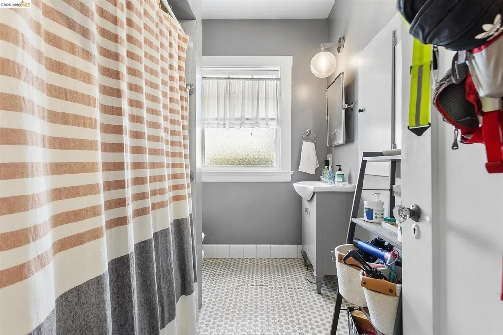 647 Beacon Street Oakland CA 94610