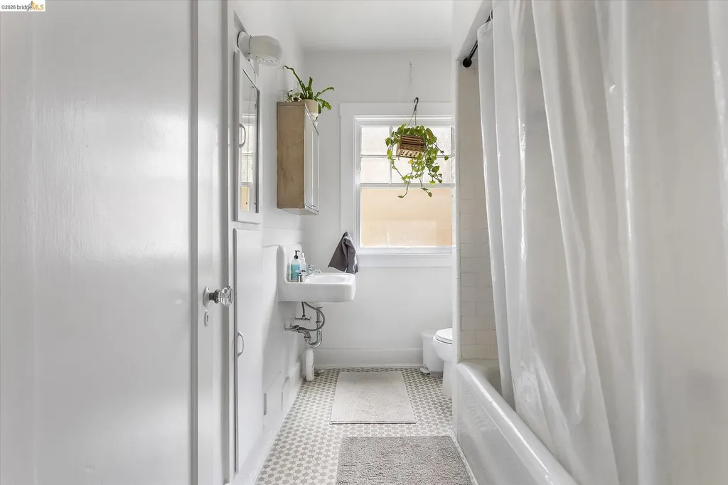 647 Beacon Street Oakland CA 94610
