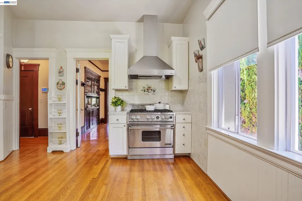 2056 Santa Clara Avenue Alameda CA 94501