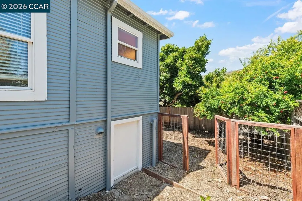 7568 Greenly Drive Oakland CA 94605