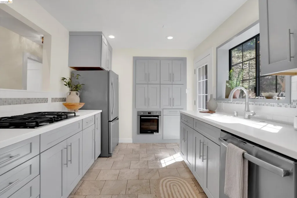 12 Erskine Street Port Costa CA 94569