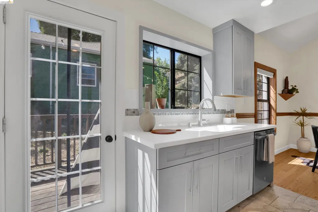 12 Erskine Street Port Costa CA 94569