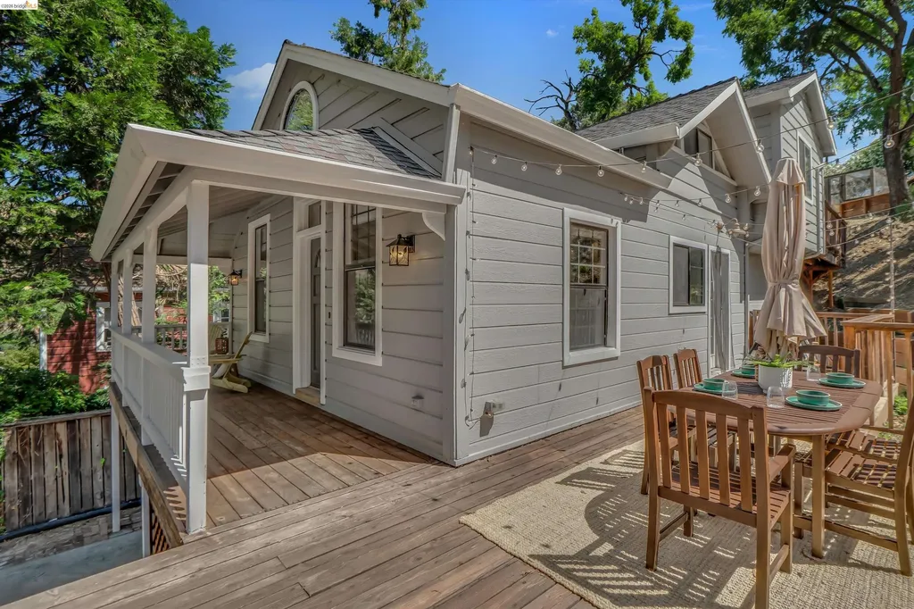 12 Erskine Street Port Costa CA 94569