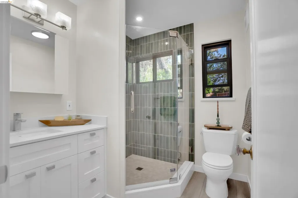 12 Erskine Street Port Costa CA 94569