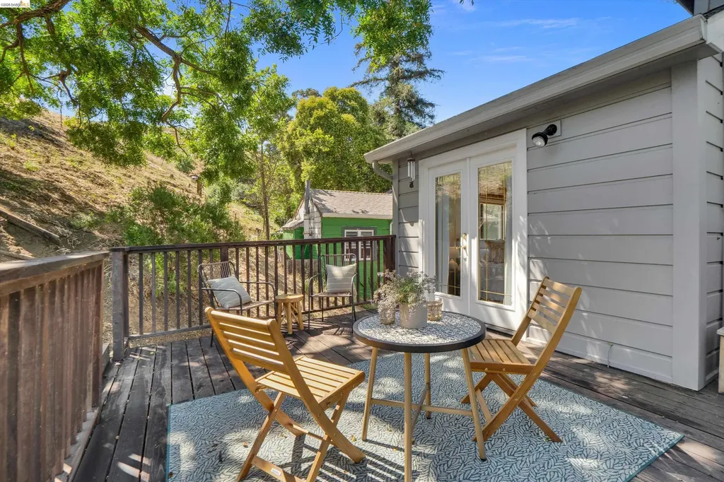 12 Erskine Street Port Costa CA 94569
