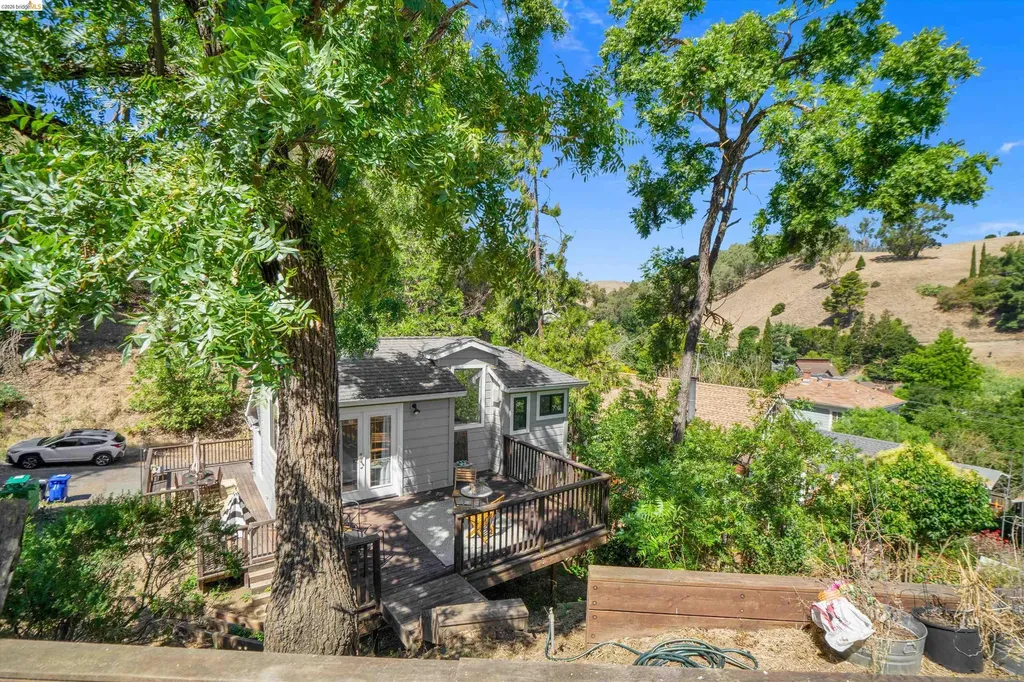 12 Erskine Street Port Costa CA 94569