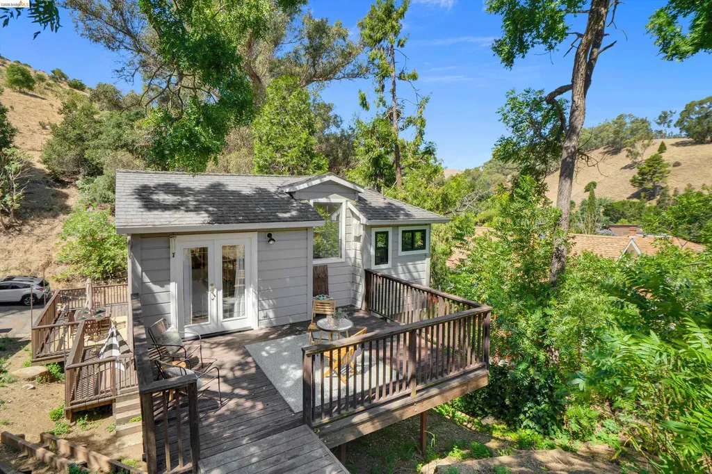 12 Erskine Street Port Costa CA 94569