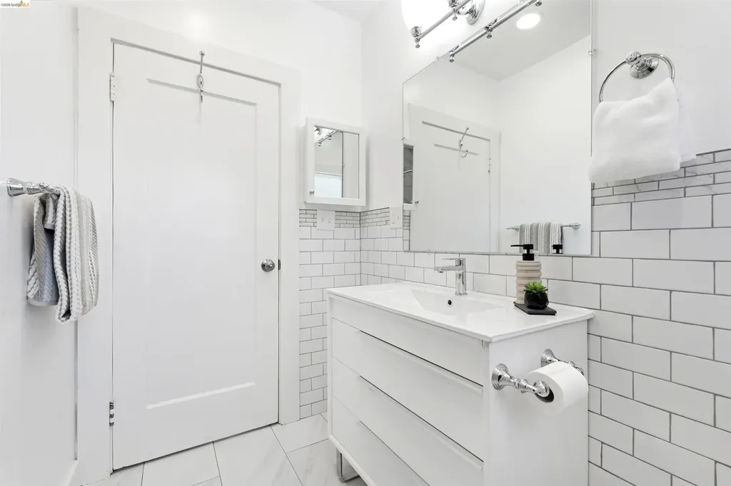 4203 Redding Oakland CA 94619