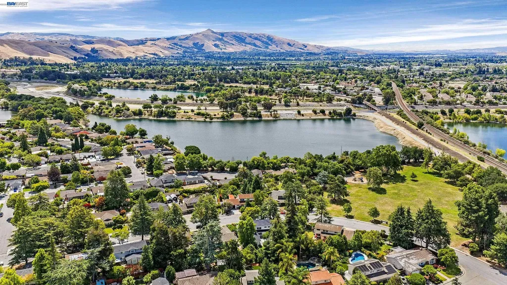 524 Hillview Drive Fremont CA 94536