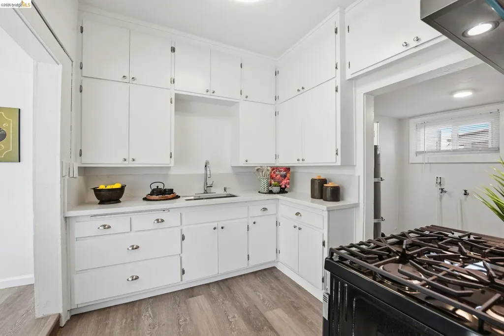 3007 Bona Street Oakland CA 94601