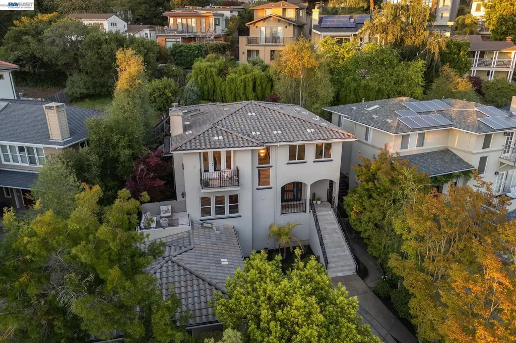 1028 Aquarius Way Oakland CA 94611