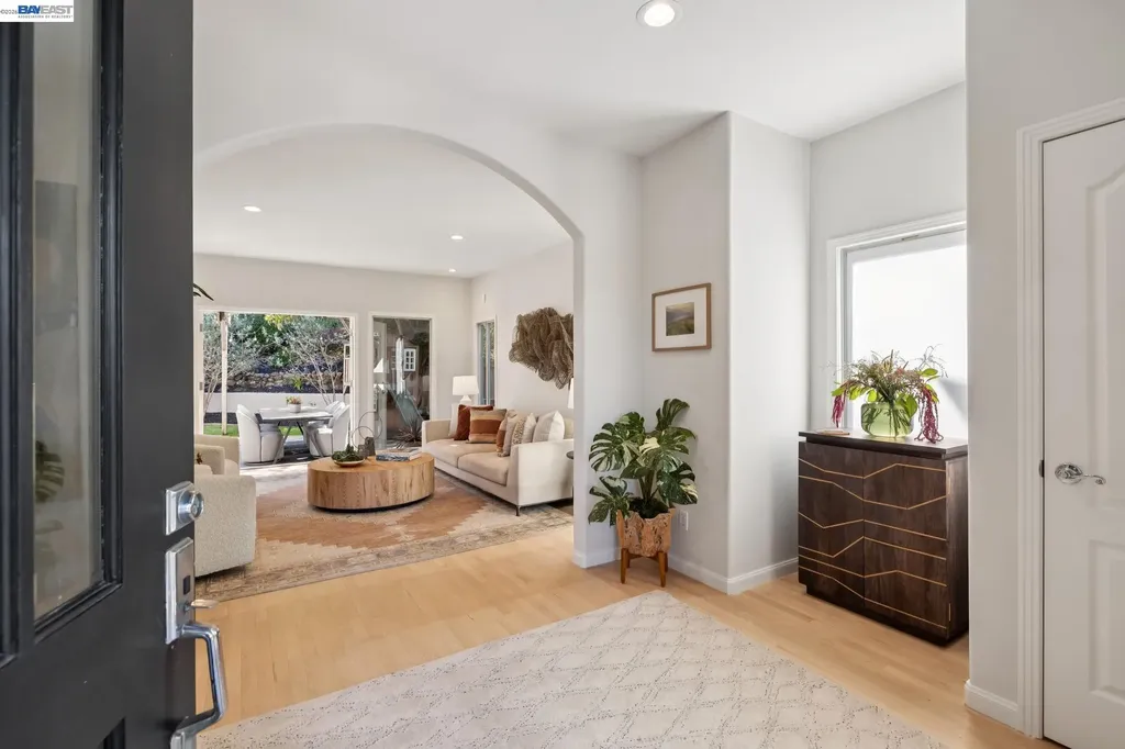 1028 Aquarius Way Oakland CA 94611