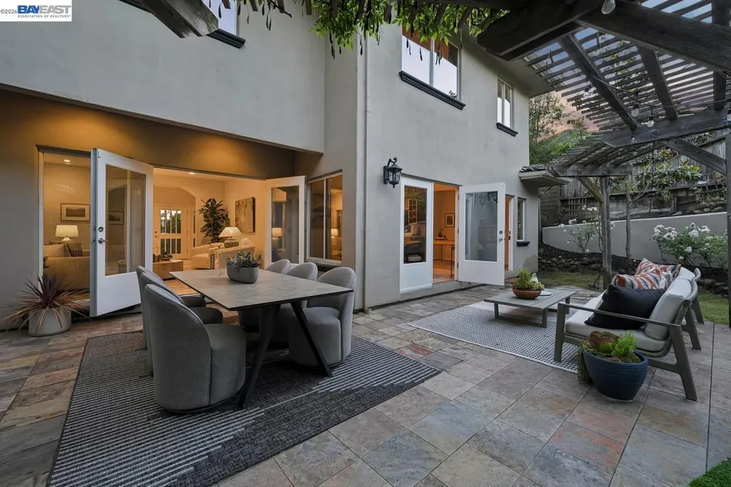 1028 Aquarius Way Oakland CA 94611