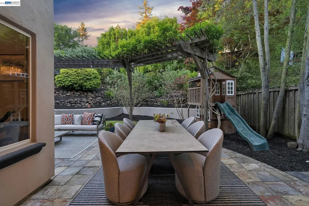 1028 Aquarius Way Oakland CA 94611
