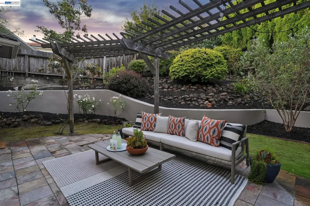 1028 Aquarius Way Oakland CA 94611