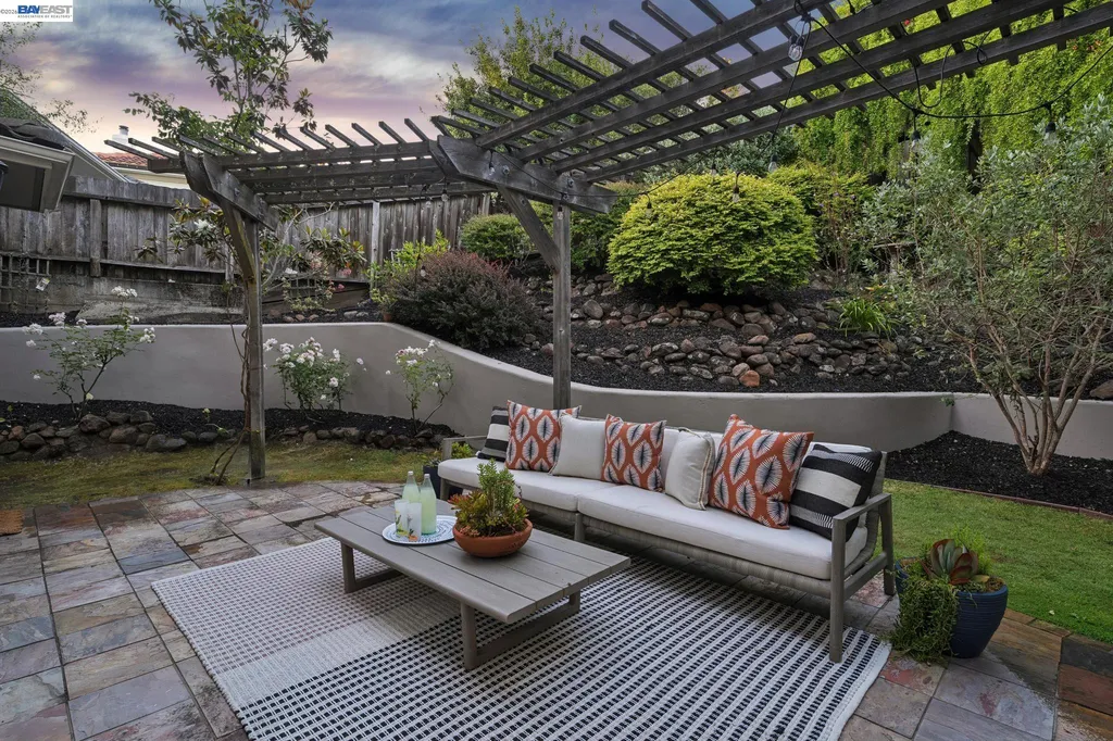1028 Aquarius Way Oakland CA 94611