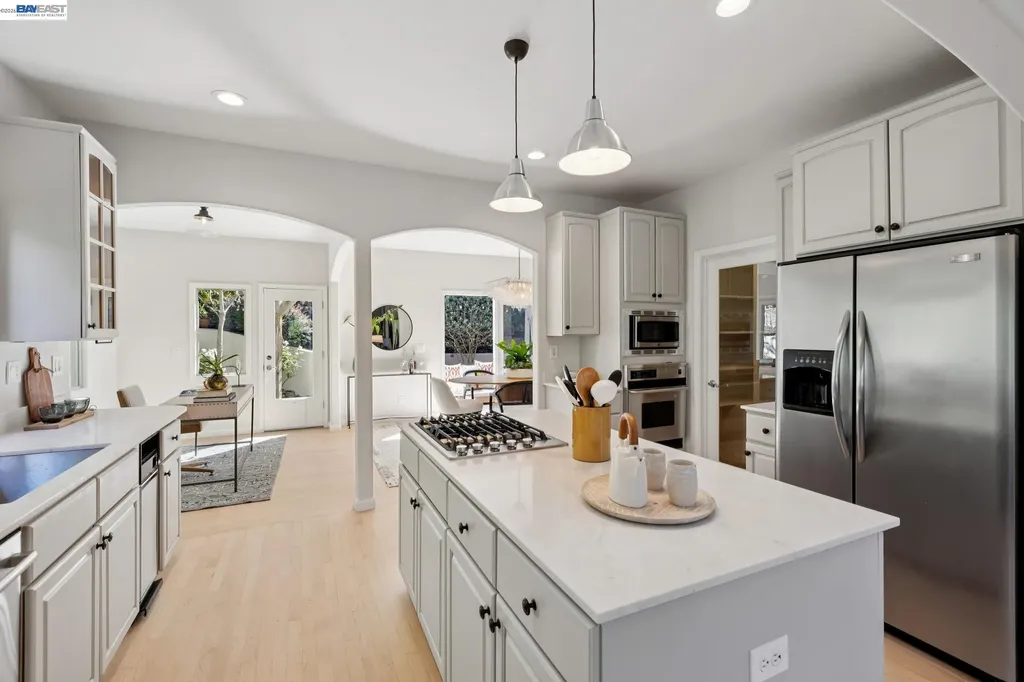 1028 Aquarius Way Oakland CA 94611