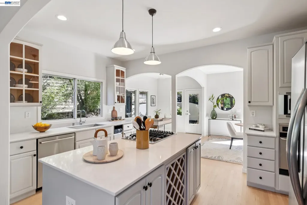 1028 Aquarius Way Oakland CA 94611