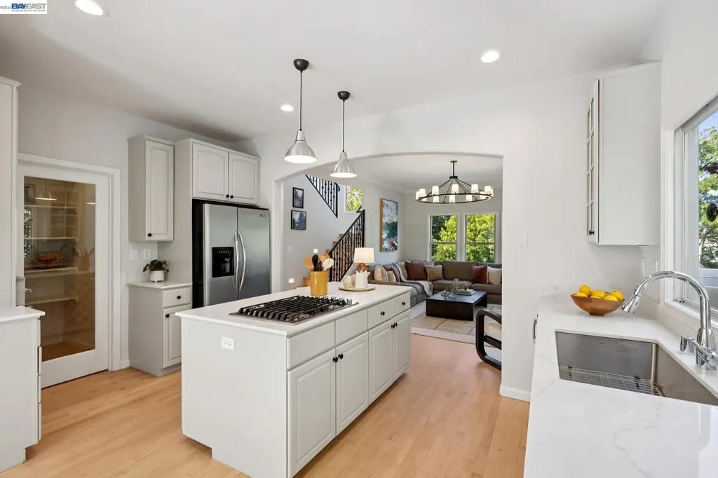 1028 Aquarius Way Oakland CA 94611