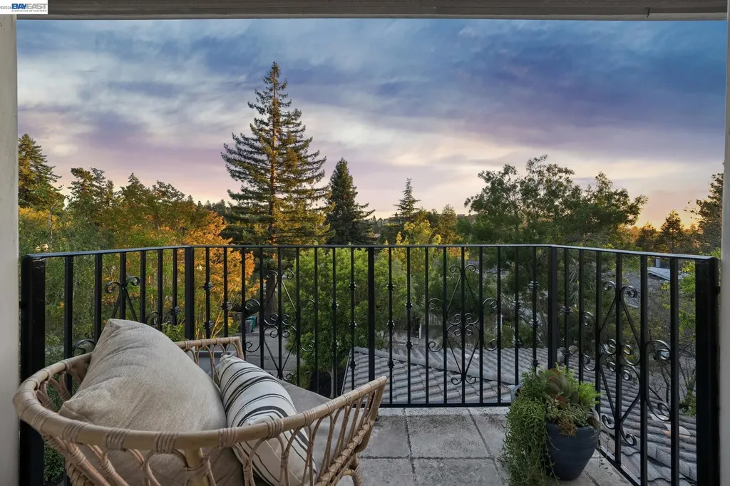 1028 Aquarius Way Oakland CA 94611