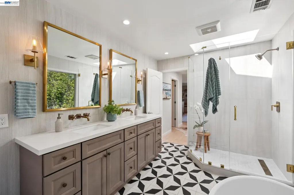 1028 Aquarius Way Oakland CA 94611