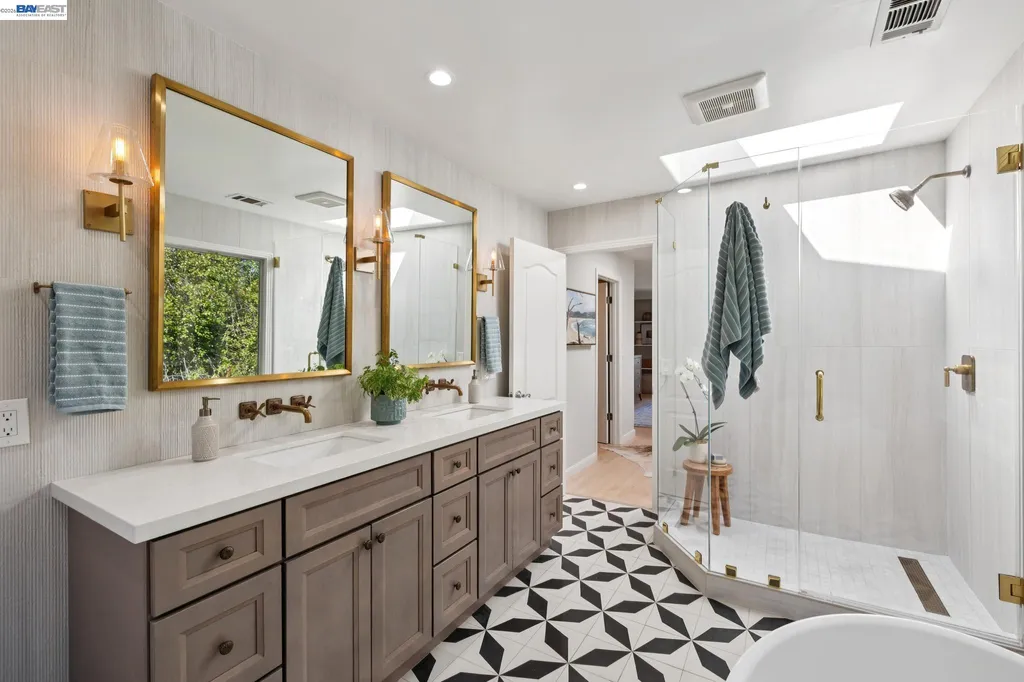 1028 Aquarius Way Oakland CA 94611